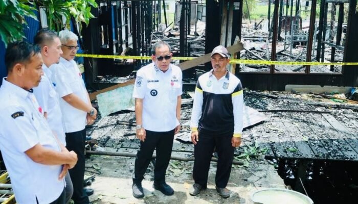 Bupati dan Wabup HSU Kunjungi Korban Kebakaran di Sungai Namang