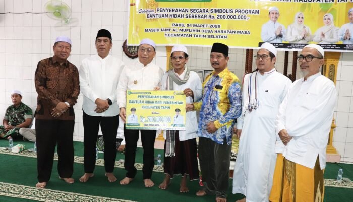 Safari Ramadan di Tapin Selatan, Wabup Juanda Serahkan Hibah Rp200 Juta untuk Masjid