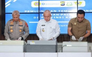 1 15 klm Kontrak Pemprov 22 Gubernur Kalsel H Muhidin dan Forkopinda serta Furom Botasupal musnahkan uang palsu