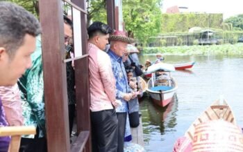 1 3 klm 65 cm Koantrak Pemprov 12 Gubernur H Muhidin dan Istri Hj Fathul Jannah meresmikan Dermaga pasar terapung