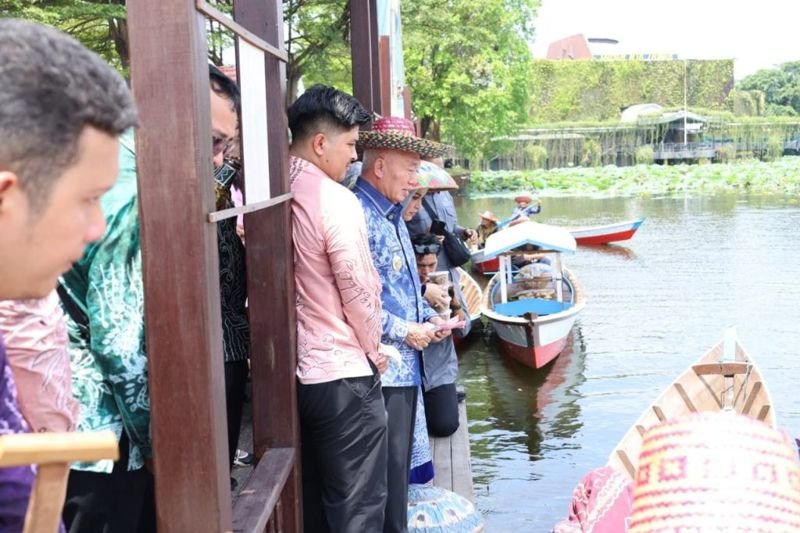 1 3 klm 65 cm Koantrak Pemprov 12 Gubernur H Muhidin dan Istri Hj Fathul Jannah meresmikan Dermaga pasar terapung