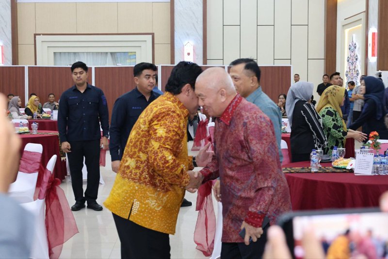 Kebersamaan Gubernur H Muhidin dan Pangdam XXII/TB 1 1 35 klm Kontrak Pemprov 15 Gubernur H Muhidin dan Pangdam Tambun Bungai ramah tamah