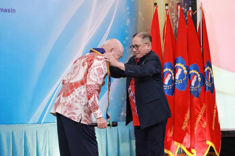 1 35 klm Kontrak Pemprov 19 Gubernur H Muhidin kukuhkan paguyupan Tionghoa