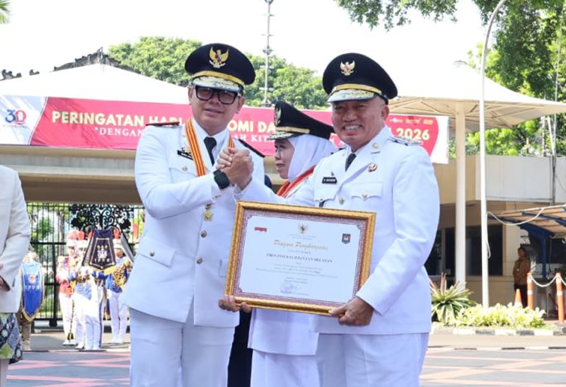 1 4 klm Kontrak Pemprov 27 Gubernur Kalsel H muhidin dapat penghargaan