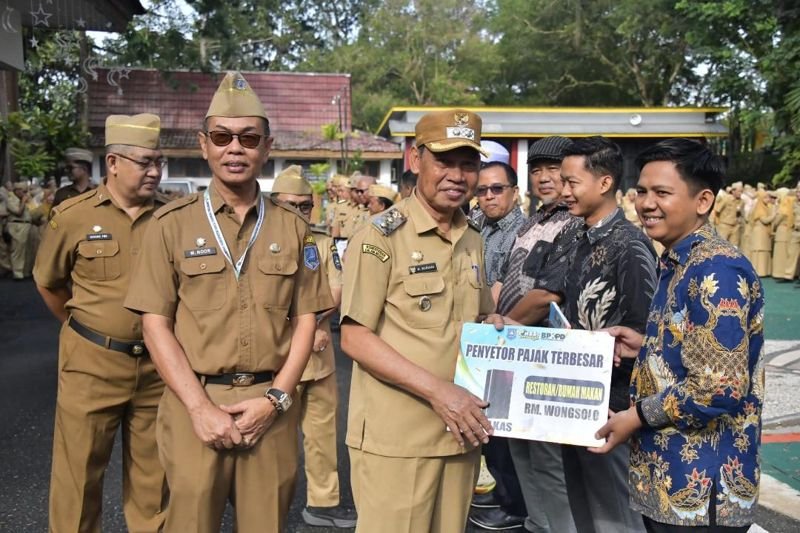 Penghargaan Anugerah Pajak Daerah Diserahkan 1 Hal 12 HSS 1 3 klm 3