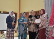 Hj Tata dan Misnawati Juri Lomba Peragaan Busana Kebaya Perempuan PGRI