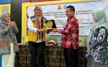 Hal 4 4 KLM Martapura Terima Penghargaan