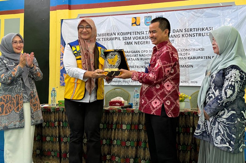 Hal 4 4 KLM Martapura Terima Penghargaan