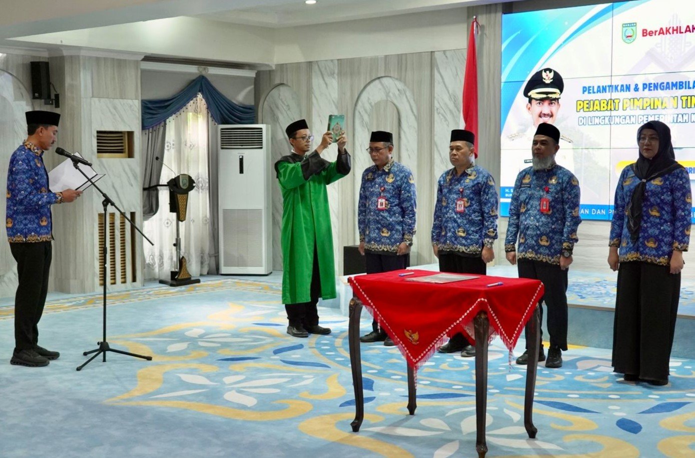 Lantik Pejabat, Bupati Tekankan Adaptasi Cepat-Fokus Program 1 Hal 4 4 KLm Martapura Lantik Pejabat 1