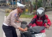 Pengendara Mogok di Tengah Jalan, Kasat Lantas Polresta Banjarmasin Sigap Menolong