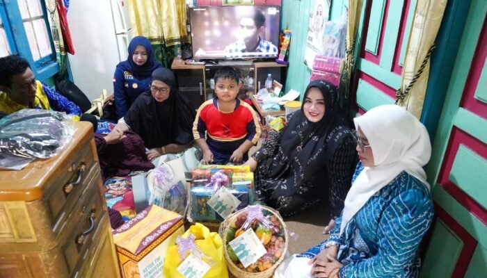 Yamani Jenguk Korban KDRT di Tapin, Pemulihan Psikologis Jadi Prioritas