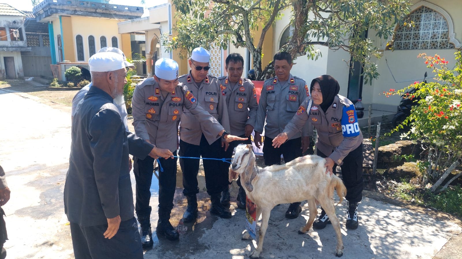 Polsek Banjarmasin Timur Salurkan Bantuan untuk Haul ke-133 Datu Amin, Wujud Kepedulian dan Kedekatan dengan Masyarakat 1 IMG 20260414 WA0068