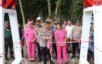 Kapolres HST Resmikan Jembatan Merah Putih Desa Murung Taal 4 IMG 20260416 WA0060