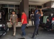 KPK Bawa Tiga Koper Isi Barang Bukti Usai Geledah Pemkab Tulungagung