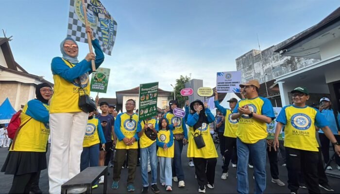Fun Walk Sambil Bersih-Bersih, Alumni UNAIR Kalsel Ajak Masyarakat Peduli Lingkungan