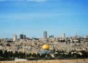 Pemukim Israel Paksa Masuk Masjid Al-Aqsa, Kibarkan Bendera