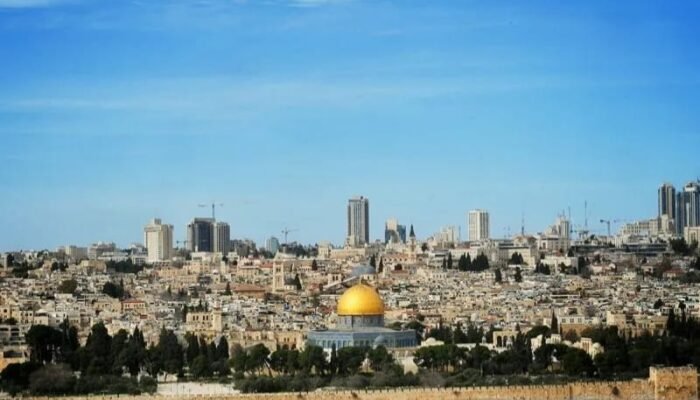 Pemukim Israel Paksa Masuk Masjid Al-Aqsa, Kibarkan Bendera