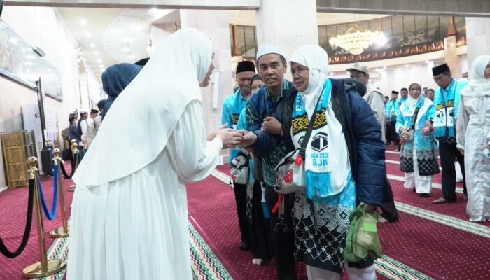 Wawali Hj. Ananda Lepas 359 Calon Jamaah Haji Banjarmasin Kloter Pertama