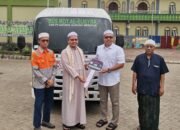PT AGM Hibahkan Bus Mini ke Ponpes Pimpinan Guru Syairazi
