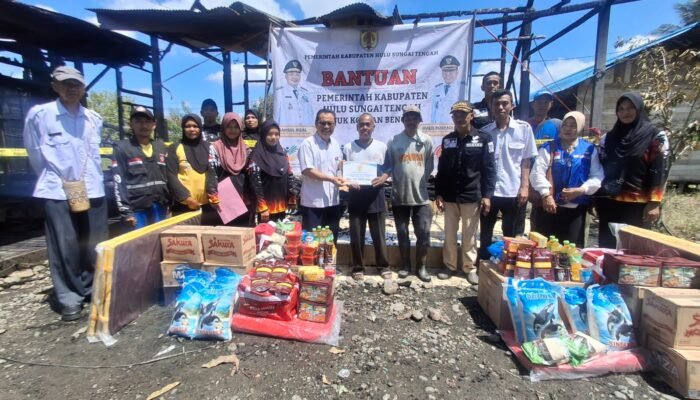 Pemkab HST Langsung Beri Bantuan Korban Kebakaran Desa Benua Jingah
