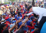 Gubernur H Muhidin Berbaur Bersama Buruh Kalsel