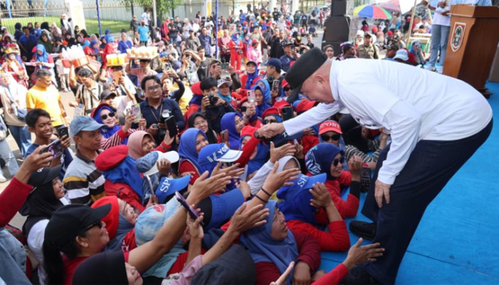 Gubernur H Muhidin Berbaur Bersama Buruh Kalsel