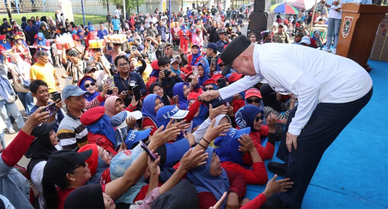 1 3 klm Kontrak Pemprov 3 Peringati May Day H Muhidin berbaur bersama buruh