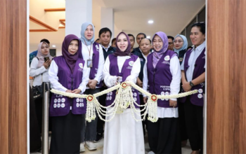 1 35 klm Kontrak Pemprov 8 Hj Fathul Jannah meresmikan TP Posyandu