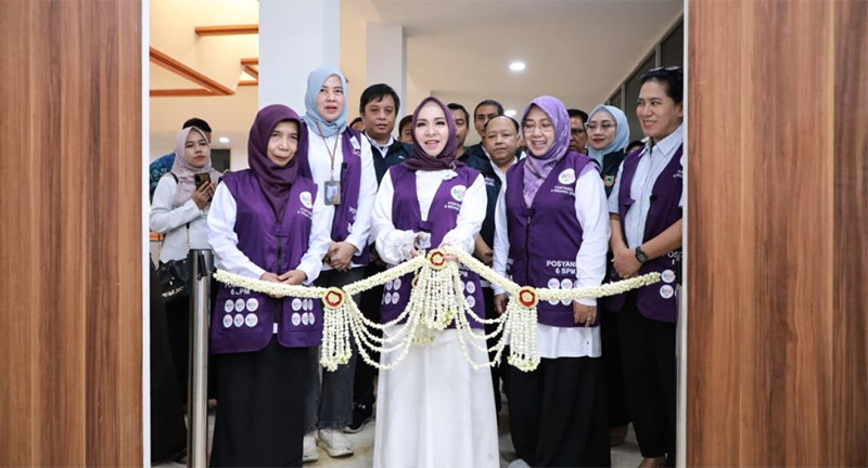 1 35 klm Kontrak Pemprov 8 Hj Fathul Jannah meresmikan TP Posyandu