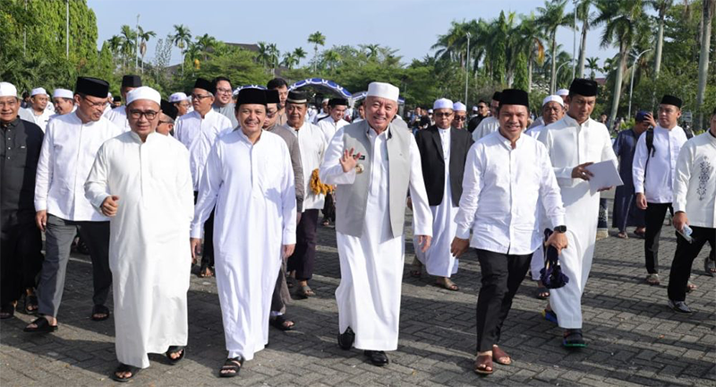1 4 klm Kontrak Pemprov 28 Gubernur dan Wagub Sholat Idul Adha di Masjid Raya