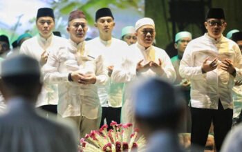 Sekdaprov Kalsel Membaur dengan Ribuan Jemaah 4 1 45 klm Kontrak Pemprov 10 Tabliq akbar
