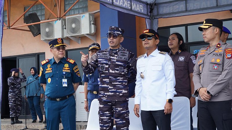 KRI Teluk Kupang-519 Bersandar di Banjarmasin, Warga Bisa Naik Kapal Perang Gratis 1 5 kontrak1 3