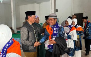 Wabup Lepas Keberangkatan Jamaah Calon Haji HSS Kloter 18 4 Hal 12 HSS 1 3 klm 9