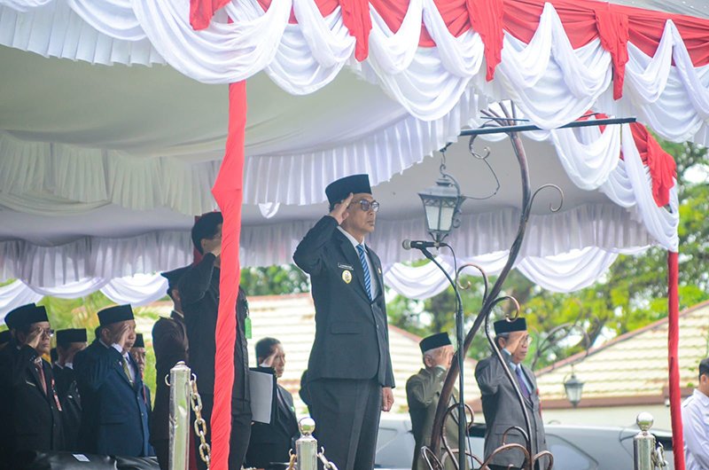 Wabup Pimpin Upacara HUT ke-77 Gubernur Tentara ALRI Divisi IV 1 Hal 2 Bal 3 klm 7