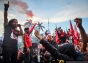 Sempat Nyalakan Flare, Massa Aksi di DPR Bubarkan dengan Damai