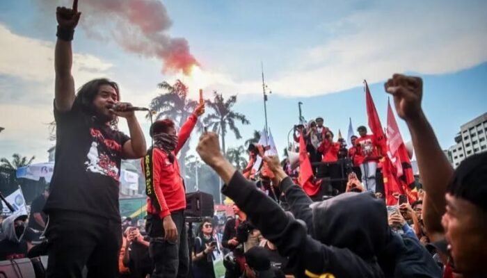 Sempat Nyalakan Flare, Massa Aksi di DPR Bubarkan dengan Damai