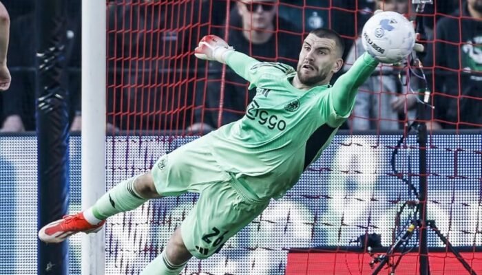 Maarten Paes Kebobolan Dua Gol, Ajax Amsterdam Ditahan PSV 2-2
