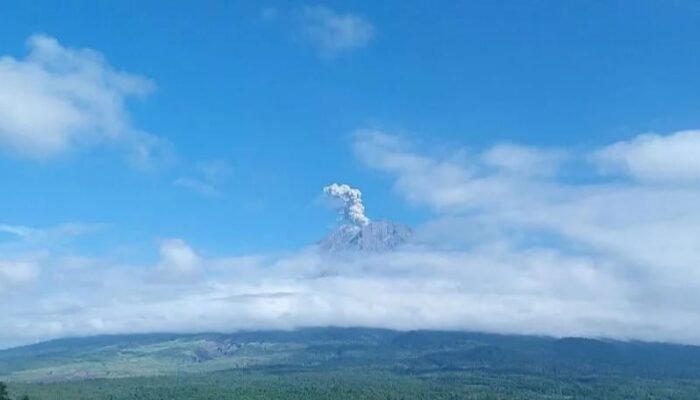 Gunung Semeru Erupsi, Tinggi Letusan Capai 900 Meter