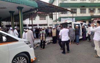 Ribuan Santri dan Warga Shalatkan Alhamarhum KH Husin Naparin di Masjid Ponpes Rakha
