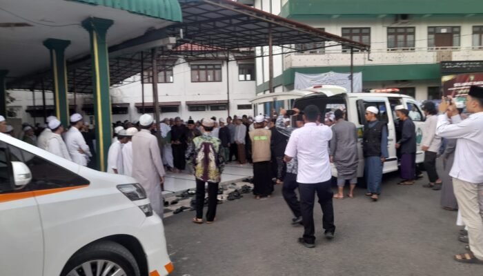 Ribuan Santri dan Warga Shalatkan Alhamarhum KH Husin Naparin di Masjid Ponpes Rakha