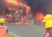 Tabrakan Maut Antara Bus ALS Versus Truk Tangki, 16 Orang Tewas