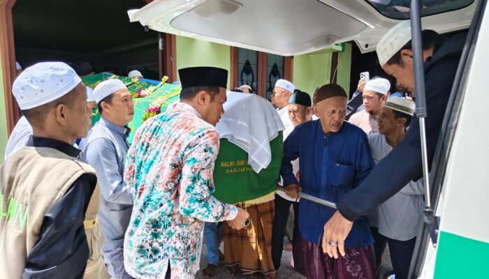 Ribuan Jemaah Iringi Keberangkatan KH Husin Naparin ke Lampihong Balangan