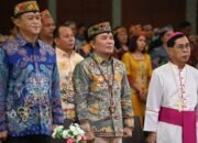 Saling Apresiasi Gubernur Agustiar dan Uskup Aloysius di Pesta Perak Tahbisan Episcopal