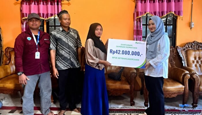 BPJS Ketenagakerjaan Serahkan Santunan Rp42 Juta kepada Ahli Waris Pedagang di Barito Kuala