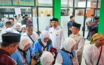 Supian HK Lepas Keberangkatan Jemaah Haji Kloter 11 Asal Hulu Sungai Utara 4 IMG 20260511 WA0013
