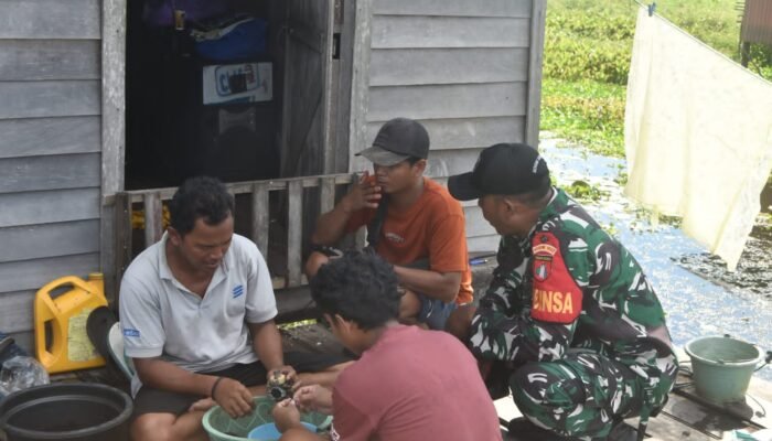 Babinsa Koramil Labuan Amas Utara Sambangi Warga Wilayah Terluar HST