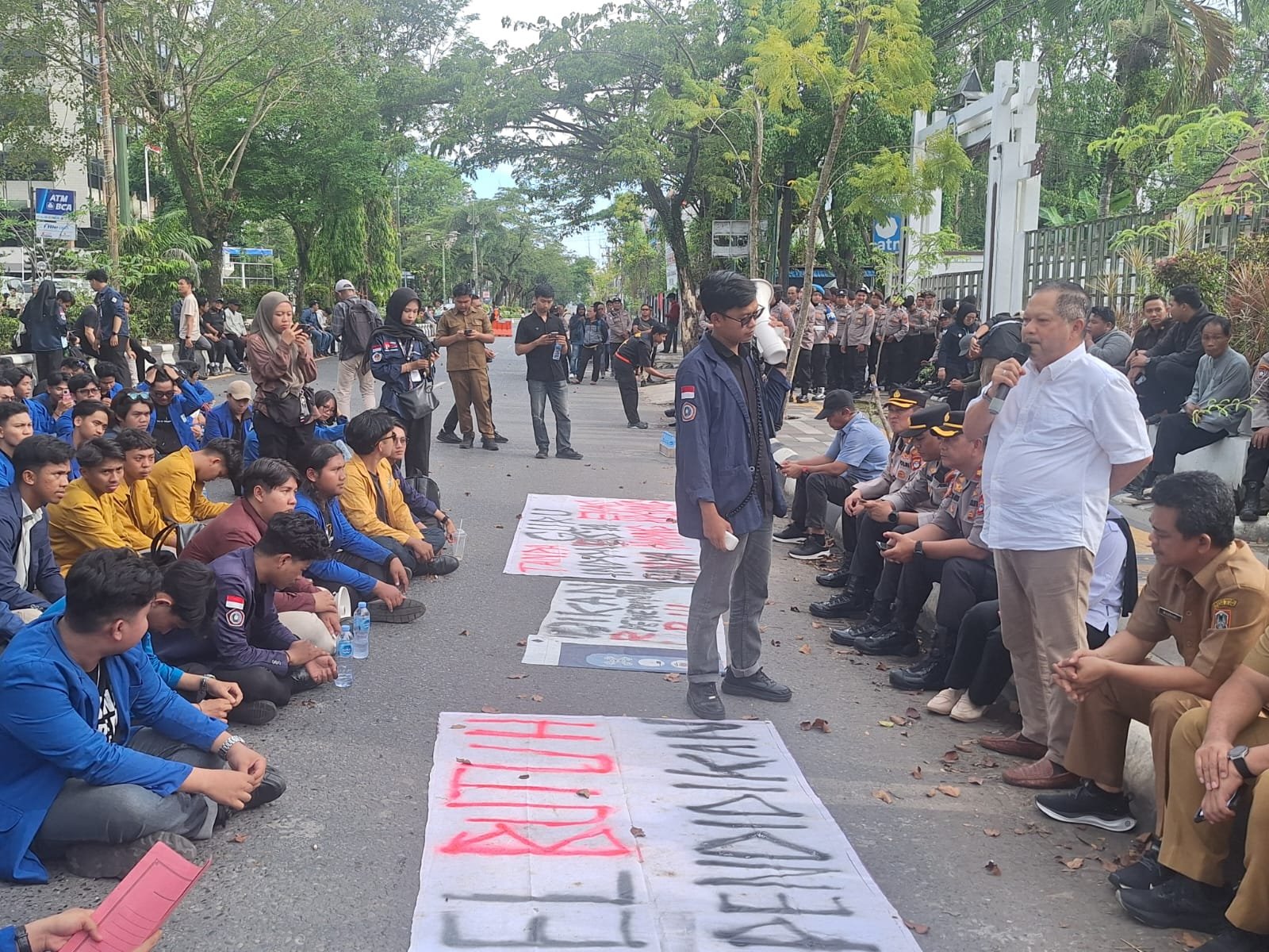Ratusan Mahasiswa Kepung DPRD Kalimantan Selatan, Soroti Pendidikan dan Transparansi Program MBG 1 IMG 20260512 WA0061