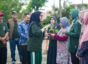 ‎Kartini Hebat Banjarbaru, Wali Kota Bagikan Bibit Cabai dan Terong ke Warga
