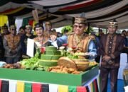 Gubernur Potong Panginan Sukup Simpan di Puncak HUT ke-69 Kalteng