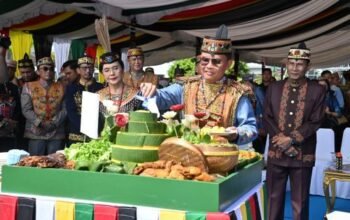 Gubernur Potong Panginan Sukup Simpan di Puncak HUT ke-69 Kalteng 4 IMG 20260524 WA0032
